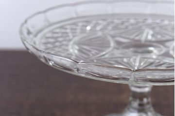 アンティーク雑貨　イギリスビンテージ　カットガラスのような模様が素敵なガラスコンポート(ケーキスタンド、プレスガラス)