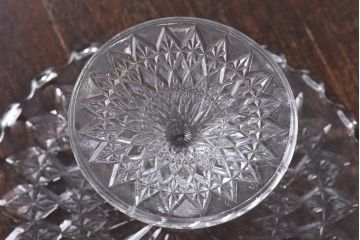 アンティーク雑貨　イギリスビンテージ　波のような縁がおしゃれプレスガラスのケーキスタンド
