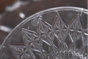 アンティーク雑貨　イギリスビンテージ　波のような縁がおしゃれプレスガラスのケーキスタンド