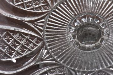 アンティーク雑貨　イギリス製　細かな模様が可愛らしいビンテージのガラスコンポート(プレスガラス)