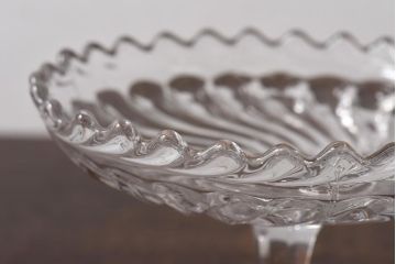 アンティーク雑貨　イギリスビンテージ　波のようなデザインがおしゃれなガラスコンポート(プレスガラス)