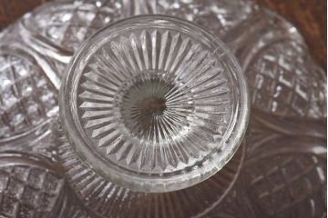 アンティーク雑貨　イギリスビンテージ　花のようなシルエットが素敵なガラスコンポート(プレスガラス)