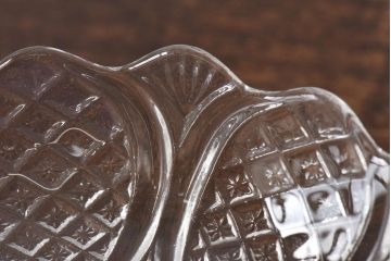 アンティーク雑貨　イギリスビンテージ　花のようなシルエットが素敵なガラスコンポート(プレスガラス)