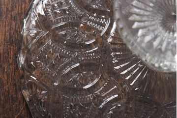 アンティーク雑貨　イギリスビンテージ　花が咲いたようなデザインのプレスガラス製ケーキスタンド
