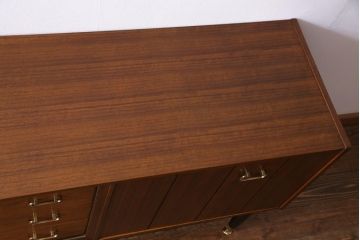 ヴィンテージ家具　北欧ビンテージ　G-PLAN　BBシリーズ　シックモダンなサイドボード(リビングボード)(1)