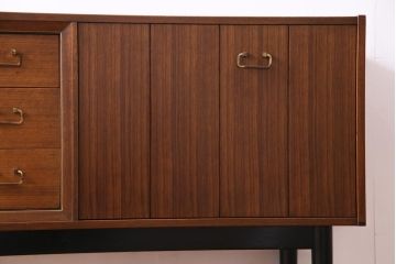 ヴィンテージ家具　北欧ビンテージ　G-PLAN　BBシリーズ　シックモダンなサイドボード(リビングボード)(1)