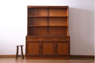 ヴィンテージ家具　北欧ビンテージ　G-PLAN(ジープラン)　洗練されたシンプルなデザインのカップボード(食器棚、収納棚)(1)