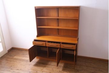 ヴィンテージ家具　北欧ビンテージ　G-PLAN(ジープラン)　洗練されたシンプルなデザインのカップボード(食器棚、収納棚)(1)