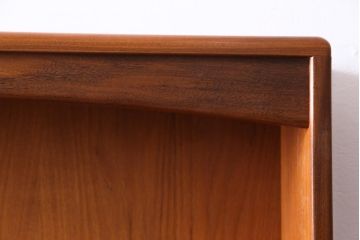 ヴィンテージ家具　北欧ビンテージ　G-PLAN(ジープラン)　洗練されたシンプルなデザインのカップボード(食器棚、収納棚)(1)