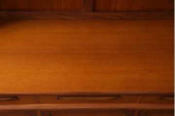 ヴィンテージ家具　北欧ビンテージ　G-PLAN(ジープラン)　洗練されたシンプルなデザインのカップボード(食器棚、収納棚)(1)