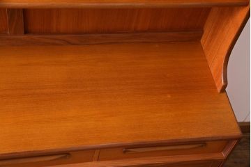 ヴィンテージ家具　北欧ビンテージ　G-PLAN(ジープラン)　洗練されたシンプルなデザインのカップボード(食器棚、収納棚)(1)