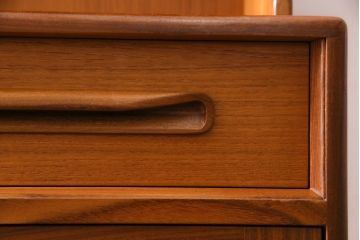 ヴィンテージ家具　北欧ビンテージ　G-PLAN(ジープラン)　洗練されたシンプルなデザインのカップボード(食器棚、収納棚)(1)