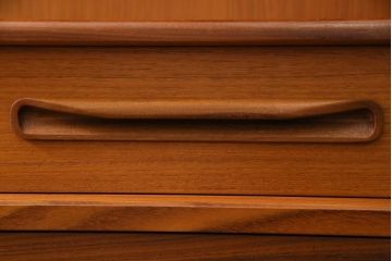 ヴィンテージ家具　北欧ビンテージ　G-PLAN(ジープラン)　洗練されたシンプルなデザインのカップボード(食器棚、収納棚)(1)