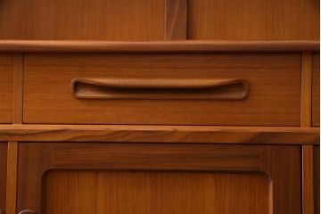 ヴィンテージ家具　北欧ビンテージ　G-PLAN(ジープラン)　洗練されたシンプルなデザインのカップボード(食器棚、収納棚)(1)