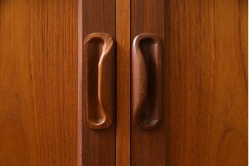 ヴィンテージ家具　北欧ビンテージ　G-PLAN(ジープラン)　洗練されたシンプルなデザインのカップボード(食器棚、収納棚)(1)