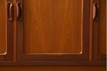 ヴィンテージ家具　北欧ビンテージ　G-PLAN(ジープラン)　洗練されたシンプルなデザインのカップボード(食器棚、収納棚)(1)