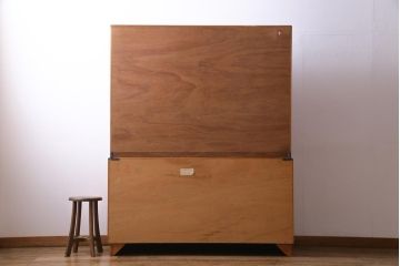 ヴィンテージ家具　北欧ビンテージ　G-PLAN(ジープラン)　洗練されたシンプルなデザインのカップボード(食器棚、収納棚)(1)