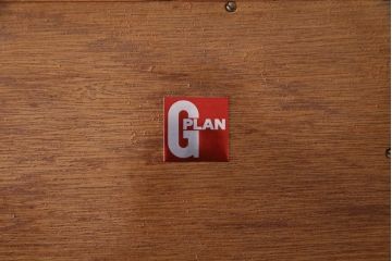 ヴィンテージ家具　北欧ビンテージ　G-PLAN(ジープラン)　洗練されたシンプルなデザインのカップボード(食器棚、収納棚)(1)