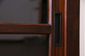 アンティーク家具　和製アンティーク　シンプルな中に味わいが感じられるガラス戸棚(収納棚、サイドボード)