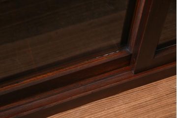 アンティーク家具　和製アンティーク　シンプルな中に味わいが感じられるガラス戸棚(収納棚、サイドボード)