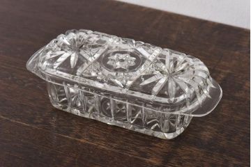 アンティーク雑貨　イギリスビンテージ　上品な印象与えるカットガラスの小物入れ