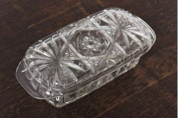 アンティーク雑貨　イギリスビンテージ　上品な印象与えるカットガラスの小物入れ