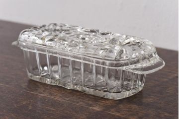 アンティーク雑貨　イギリスビンテージ　上品な印象与えるカットガラスの小物入れ