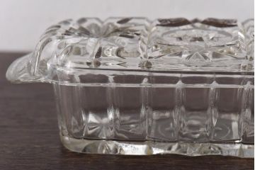 アンティーク雑貨　イギリスビンテージ　上品な印象与えるカットガラスの小物入れ