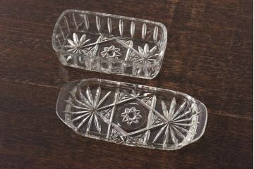 アンティーク雑貨　イギリスビンテージ　上品な印象与えるカットガラスの小物入れ