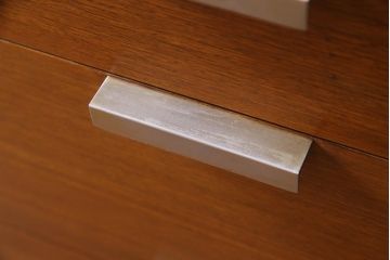 ヴィンテージ家具　イギリスビンテージ　STAG社　モダンなデザインの脚付きチェスト(引き出し)