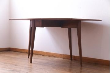 ビンテージ　北欧家具　チーク材　スタイリッシュなデザインが魅力的なバタフライテーブル(ダイニングテーブル、エクステンションテーブル)
