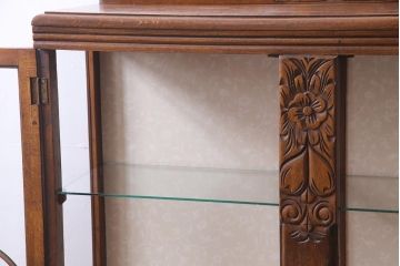 アンティーク家具　イギリスアンティーク　オーク材　レリーフやバルボスレッグがおしゃれなブックケース(ガラスケース、飾り棚)