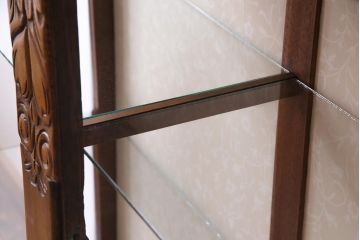 アンティーク家具　イギリスアンティーク　オーク材　レリーフやバルボスレッグがおしゃれなブックケース(ガラスケース、飾り棚)