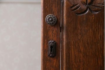 アンティーク家具　イギリスアンティーク　オーク材　レリーフやバルボスレッグがおしゃれなブックケース(ガラスケース、飾り棚)