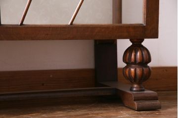 アンティーク家具　イギリスアンティーク　オーク材　レリーフやバルボスレッグがおしゃれなブックケース(ガラスケース、飾り棚)