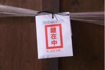 アンティーク家具　イギリスアンティーク　オーク材　レリーフやバルボスレッグがおしゃれなブックケース(ガラスケース、飾り棚)