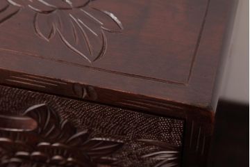 中古　伝統工芸　日光彫り　牡丹・菖蒲　星打ちの意匠が素敵な小引き出し(小物収納)