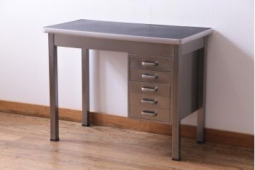 ヴィンテージ家具　ドイツ製　無骨な雰囲気が格好の良いビンテージのメタルデスク(片袖机、在宅ワーク、在宅用ワークデスク)