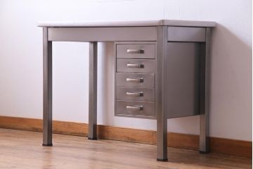 ヴィンテージ家具　ドイツ製　無骨な雰囲気が格好の良いビンテージのメタルデスク(片袖机、在宅ワーク、在宅用ワークデスク)