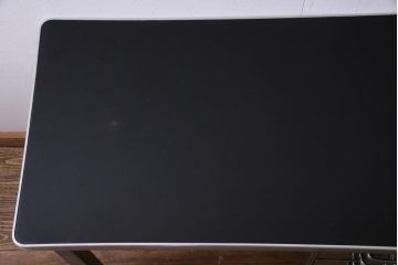 ヴィンテージ家具　ドイツ製　無骨な雰囲気が格好の良いビンテージのメタルデスク(片袖机、在宅ワーク、在宅用ワークデスク)