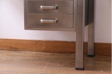 ヴィンテージ家具　ドイツ製　無骨な雰囲気が格好の良いビンテージのメタルデスク(片袖机、在宅ワーク、在宅用ワークデスク)