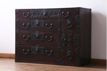 アンティーク家具　和製アンティーク　前面・供縁欅材　木瓜　菊唐草　趣きあふれる佇まいが魅力的な仙台箪笥(衣装箪笥、時代箪笥)