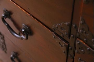 アンティーク家具　和製アンティーク　前面・供縁欅材　木瓜　菊唐草　趣きあふれる佇まいが魅力的な仙台箪笥(衣装箪笥、時代箪笥)