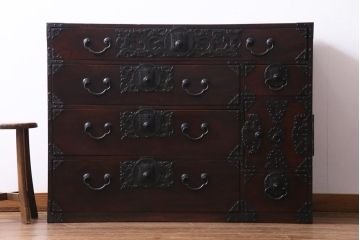アンティーク家具　和製アンティーク　前面・供縁欅材　木瓜　菊唐草　趣きあふれる佇まいが魅力的な仙台箪笥(衣装箪笥、時代箪笥)