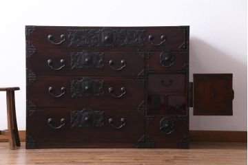 アンティーク家具　和製アンティーク　前面・供縁欅材　木瓜　菊唐草　趣きあふれる佇まいが魅力的な仙台箪笥(衣装箪笥、時代箪笥)