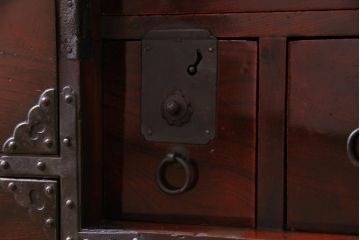 アンティーク家具　和製アンティーク　前面・供縁欅材　木瓜　菊唐草　趣きあふれる佇まいが魅力的な仙台箪笥(衣装箪笥、時代箪笥)