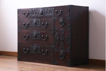アンティーク家具　和製アンティーク　前面・供縁欅材　木瓜　菊唐草　趣きあふれる佇まいが魅力的な仙台箪笥(衣装箪笥、時代箪笥)