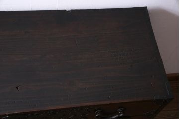 アンティーク家具　和製アンティーク　前面・供縁欅材　木瓜　菊唐草　趣きあふれる佇まいが魅力的な仙台箪笥(衣装箪笥、時代箪笥)