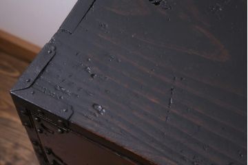 アンティーク家具　和製アンティーク　前面・供縁欅材　木瓜　菊唐草　趣きあふれる佇まいが魅力的な仙台箪笥(衣装箪笥、時代箪笥)