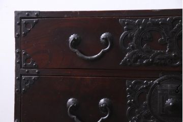 アンティーク家具　和製アンティーク　前面・供縁欅材　木瓜　菊唐草　趣きあふれる佇まいが魅力的な仙台箪笥(衣装箪笥、時代箪笥)